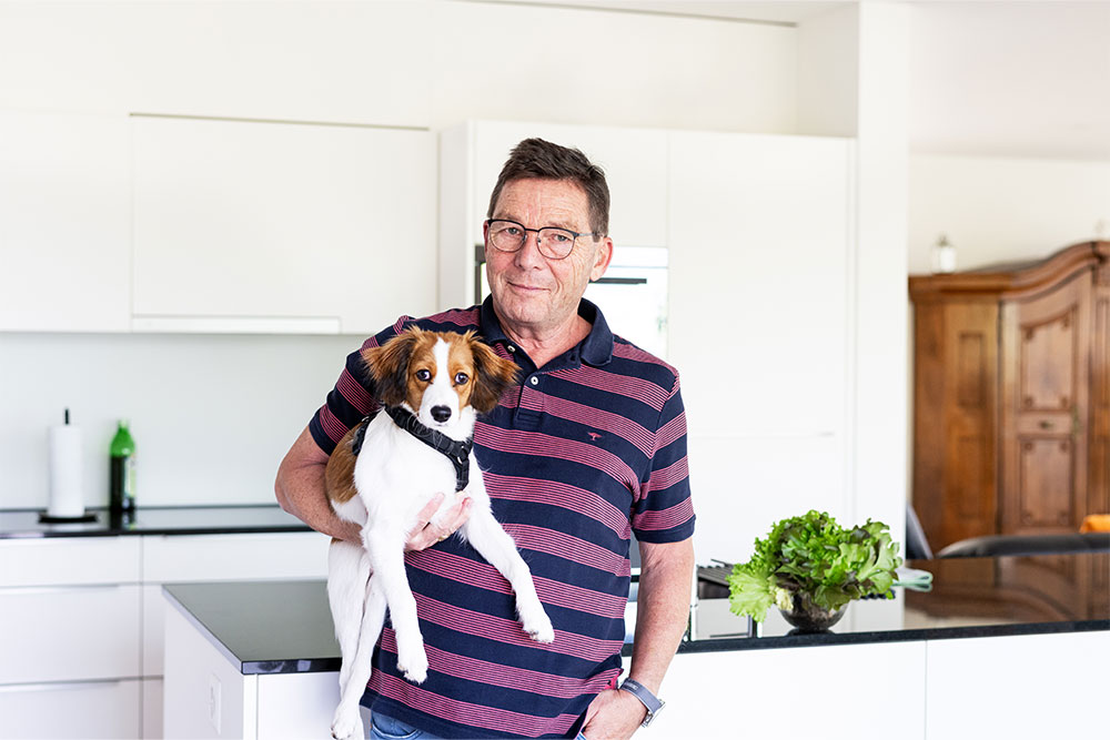 Mieter Peter Feer mit Kooikerhondje