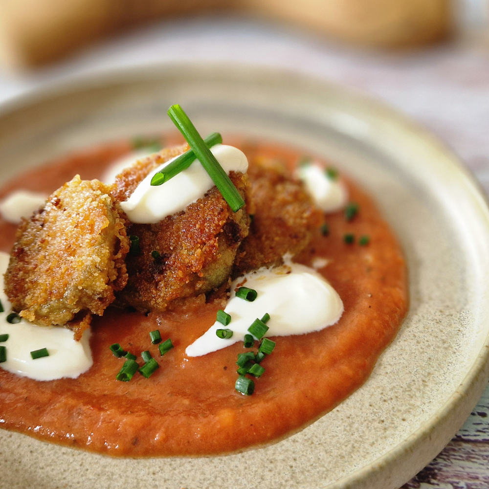 Panierte Auberginenscheiben auf Tomatensauce mit Sauerrahm und Schnittlauch - Rezept von Mirko Buriv